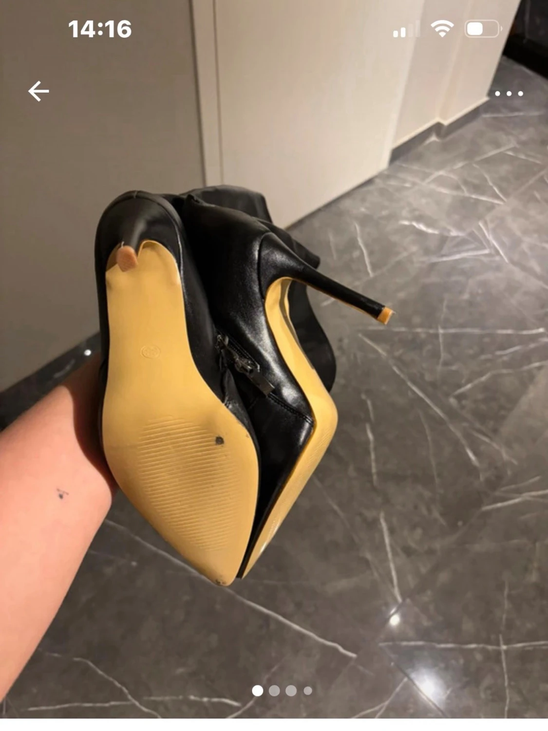 Svarta höga stövlar med klack