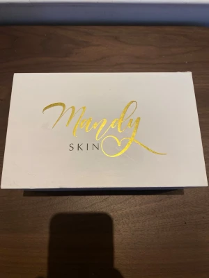Mandy Skin IPL hårborttagningsenhet - Säljer en rosa IPL hårborttagningsenhet från Mandy Skin. Kommer i originalförpackning med strömadapter och lång vit sladd. Perfekt för smidig hårborttagning hemma.                      Aldrig använd. 