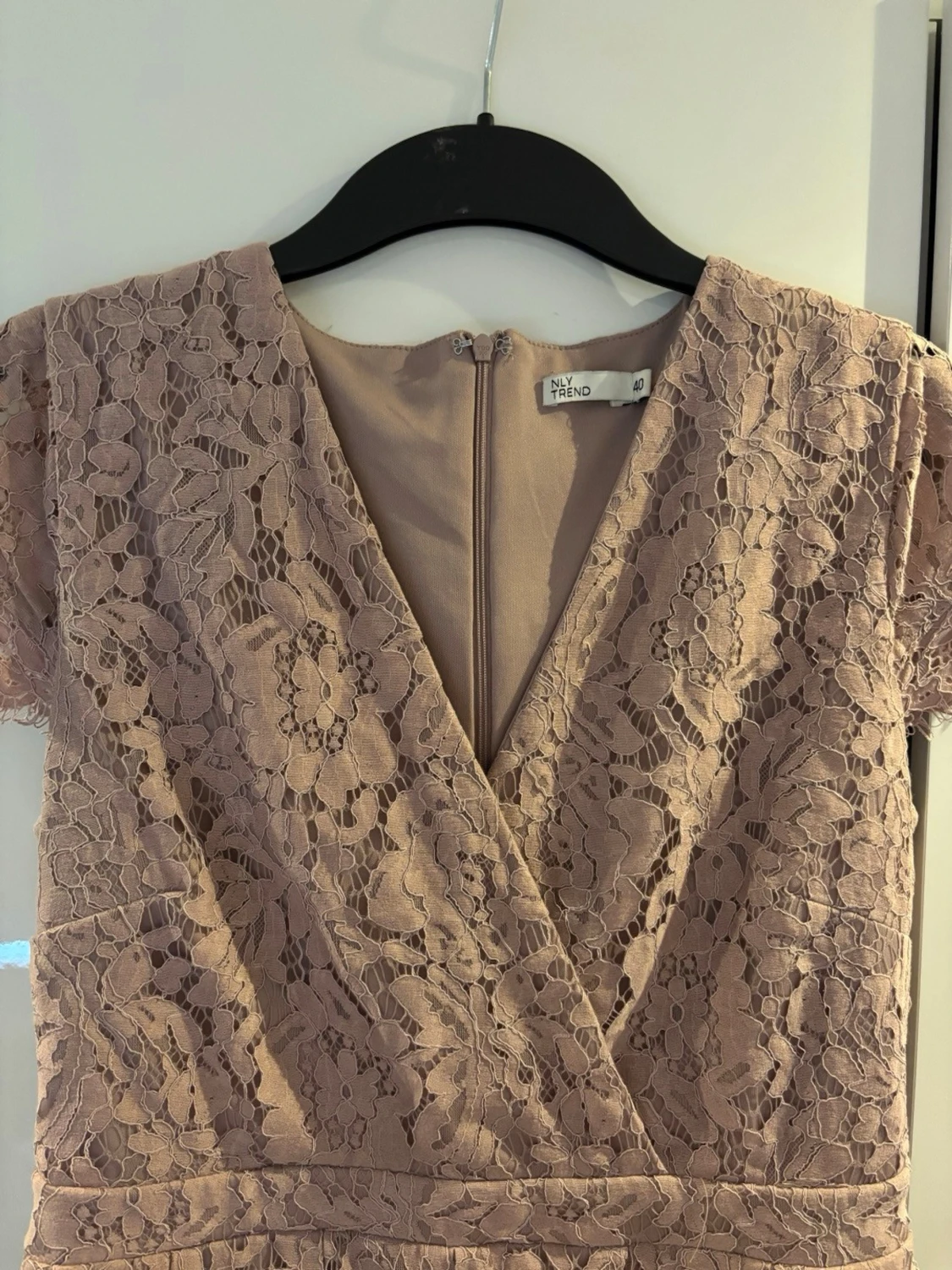 Ljusrosa spetsklänning från NLY Trend