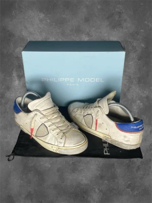 Philippe Model skor - Ett par shyssta phillipe model skor som är i riktigt bra skick för att vara phillipe model. Skriv privat för mer frågor👍👍