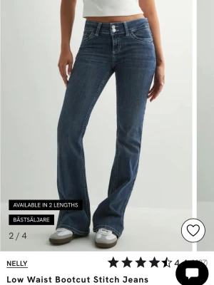 Mörkblå bootcut jeans - Snygga mörkblå jeans med bootcut passform och klassisk femficksdesign. Jeansen har en midwaist och är tillverkade i ett mjukt denimtyg som ger en skön känsla. Perfekta för dig som gillar en retroinspirerad look med utsvängda ben. Jeansen är helt nya prislappen sitter kvar