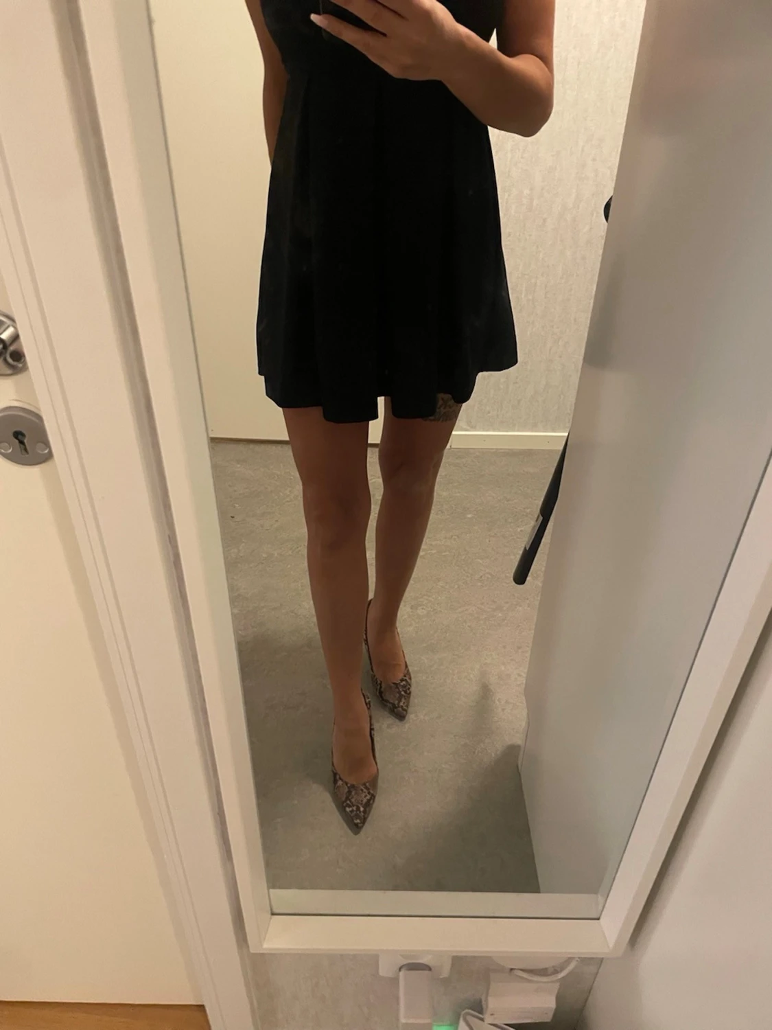 Svart kort klänning