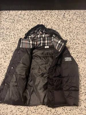 Burberry jacka - Säljer Burberry jacka, helt ny och oanvänd. Priset kan diskuteras.