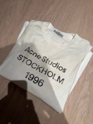 Vit långärmad t-shirt Acne Studios - Digitalt KVITTO finns! Säljer en clean vit långärmad t-shirt från Acne Studios med tryck 'STOCKHOLM 1996' på bröstet. Oversized fit och tillverkad i mjuk bomull. Perfekt till en chill och stilren look.