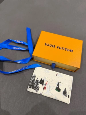 Louis Vuitton white Cardholder - Like brand new. Bought on Vinted with item verification and came out as 100% real. Please send your offers!