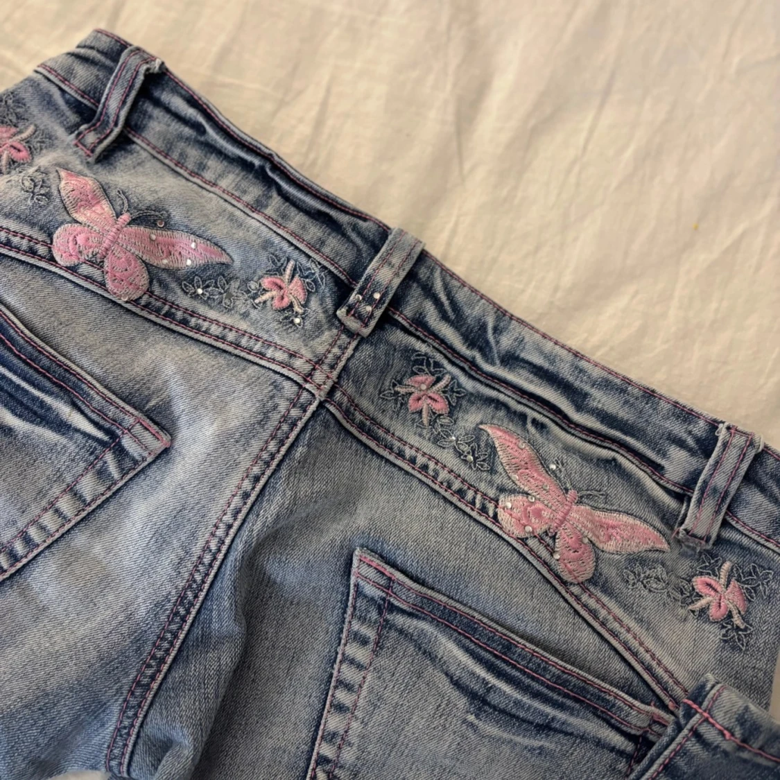 Lågmidjade jeans med broderade fjärilar - 1