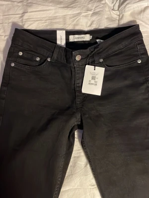 Svarta jeans från Junkyard - Säljer ett par svarta jeans från Junkyard. Dom är helt nya endast testade och dom vart för stora 🥲 