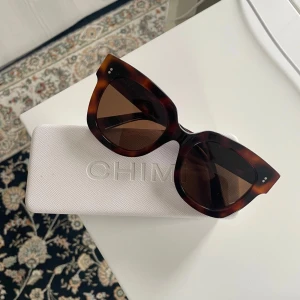 Solglasögon från Chimi i modell: 08 - Säljer nu mina solglasögon från Chimi. Modell: 08  i färgen tortoise. Perfekta nu inför vår och sommar!! 😍Knappt använda, ser helt nya ut! Lådan ingår.