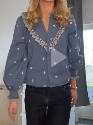 Broderad Neo Noir blus - Säljer min fina blåa broderade neo noir blus som passar till allt! Fortfarande i nyskick🥰 passar xs-s! Nypris 800kr