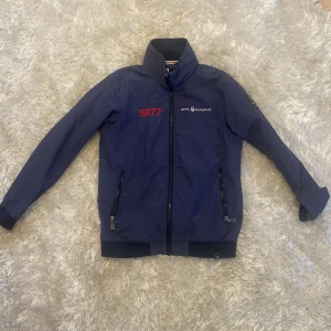 Sailracing Jacka - Sailracing Jacka | Storlek: 160cm - Skicket på jackan är mycket bra utan defekter - Nypris: 1500kr - Vårt pris: 399kr