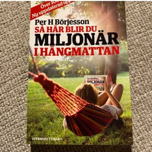 Så här blir du miljonär i hängmattan plus Cramo halskrage  - Vill du lära dig hur du kan bli miljonär på ett enkelt och avslappnat sätt? Den här boken ger dig smarta tips om ekonomi och sparande, perfekt för unga vuxna som vill ta kontroll över sin framtid och leva livet på sina egna villkor. Cramo halskrage fleece 