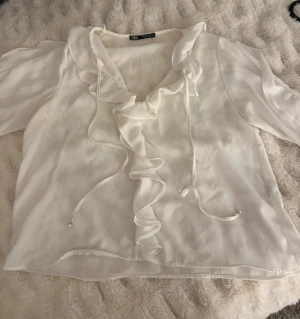 Vit Blus  - Supersöt vit blus från zara🌷 