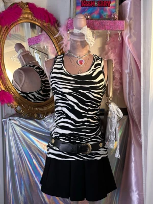 Zebra Mönstrat Linne Y2K (by Sjöö) Animal Print  - Jättefint zebramönstrat linne från märket by Sjöö. Stretchigt och skönt material. Uppskattar att det passar en Stl S-M