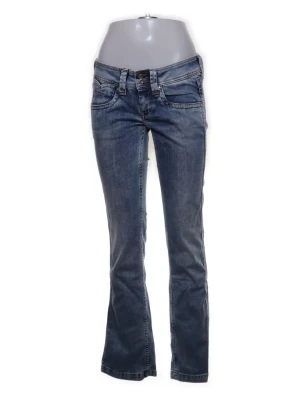 Ljusblå bootcut Pepe Jeans - Säljer ett par ljusblå jeans från Pepe Jeans med bootcut passform och låg midja. Jeansen har klassiska fem fickor, snygga slitningar och Pepe Jeans-logga på bakfickan. Perfekta för dig som gillar retrovibbar och relaxed stil. ⭐️Innerbenslängd- 83cm  Midja- 70cm                  Nästan aldrig använda💕