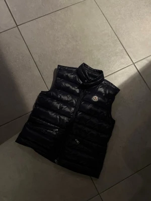 Moncler väst  - Hej, säljer nu min Moncler gui väst då den inte kommer till användning. Superbra skick och sparsamt använd. Användning syns ej.  Vid frågor eller funderingar så är det bara att skriva🙂