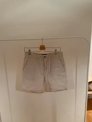 Bondelid linneshorts - Snygga beiga shorts i linne från Bondelid. Riktigt schyssta till ifall man ska röra sig utomlands under den kommande tiden! (Storlek 46=S/M) Köpta på MQ för 699kr vilket är ny pris men vi säljer för 250kr. Rabatt vid seriösa köpare!