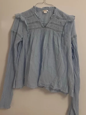 Ljusblå blus från Gina Tricot - Ljusblå blus från Gina Tricot med volangdetaljer 💞💞