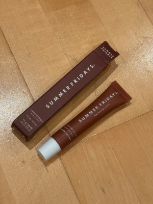 Summer Fridays Lip Butter Balm i Iced Coffee - Säljer den tiktok populära Summer Fridays Lip Butter Balm i Iced Coffee. Aldrig använd. Endast uttagen ur förpackningen för att fota. Nypris 309 kr på Sephora.