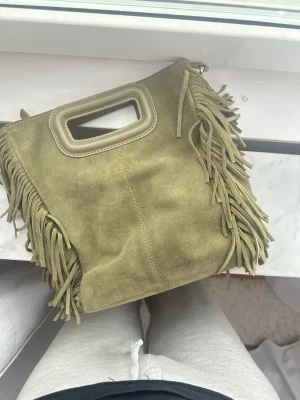 Maje väska  - Jättefint skick, har tecken på användning inuti väskan - vilket är sminkfläckar så går att få bort. 