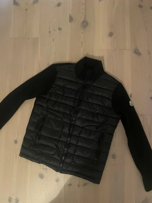 Moncler Cardigan - Tjena! Säljer just nu denna snygga moncler cardigan. Perfekt nu när våren är påväg och det snart börjar bli varmare. Aldrig använd, pga den är för liten på mig. Storlek 4(L) men passar även dig som har M. Nfc funkar ( se sista bild)