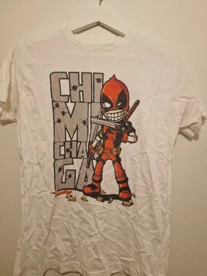 Vit Deadpool t-shirt med tryck - Vit t-shirt med tryck av seriefiguren Deadpool. På trycket står det även Chimichanga.