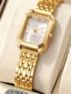 Guldfärgad klocka ✨ vintage-inspirerad & elegant - Supersnygg guldfärgad klocka med rektangulär urtavla och stilren design ✨ Ger en lyxig och elegant känsla – perfekt både till vardag och fest. Passar lika bra ensam som tillsammans med armband & ringar. ✨ Klassisk & trendig modell ✨ Elegant guldfinish ✨ Perfekt som present eller statement-accessoar I mycket fint skick 🤍 Skickas snabbt 📦 Hör av dig om du vill ha fler bilder! 