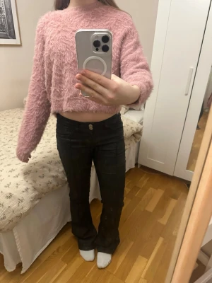 En rosa fluffig tröja  -  En mjuk fluffig tröja, använd två gånger 