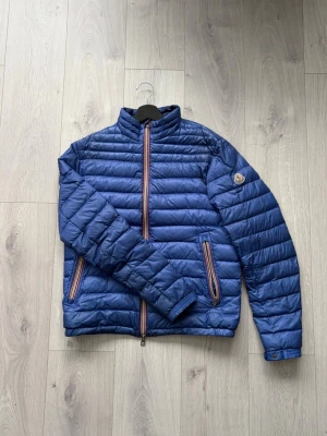 Moncler Daniel Down Jacket - Moncler Daniel jacka en i sällsynt blå färg. Riktigt fint skick, endast väldigt små vattenfläckar på vissa ställen som endast syns om man tittar noga. Storlek 3 dvs som en medium.