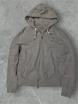 Morris zip hoodie - Säljer du denna riktigt snygga grå Morris zip hoodien. Den är i bra skick men några små slitna ställen men inget som direkt märks vid användning, skriv om ni har frågor