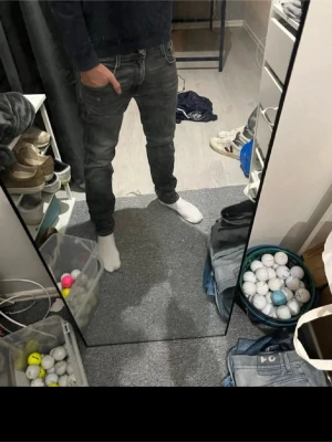 Replay anbass mörkgrå jeans herr - Säljer ett par mörkgrå Replay anbass jeans med slim passform. Klassisk femficksmodell och normal midja. Jeansen är tillverkade i bomull med lite stretch för extra komfort. Perfekta till vardags och har en snygg tvättad look. Nackdel=hål i skrevet