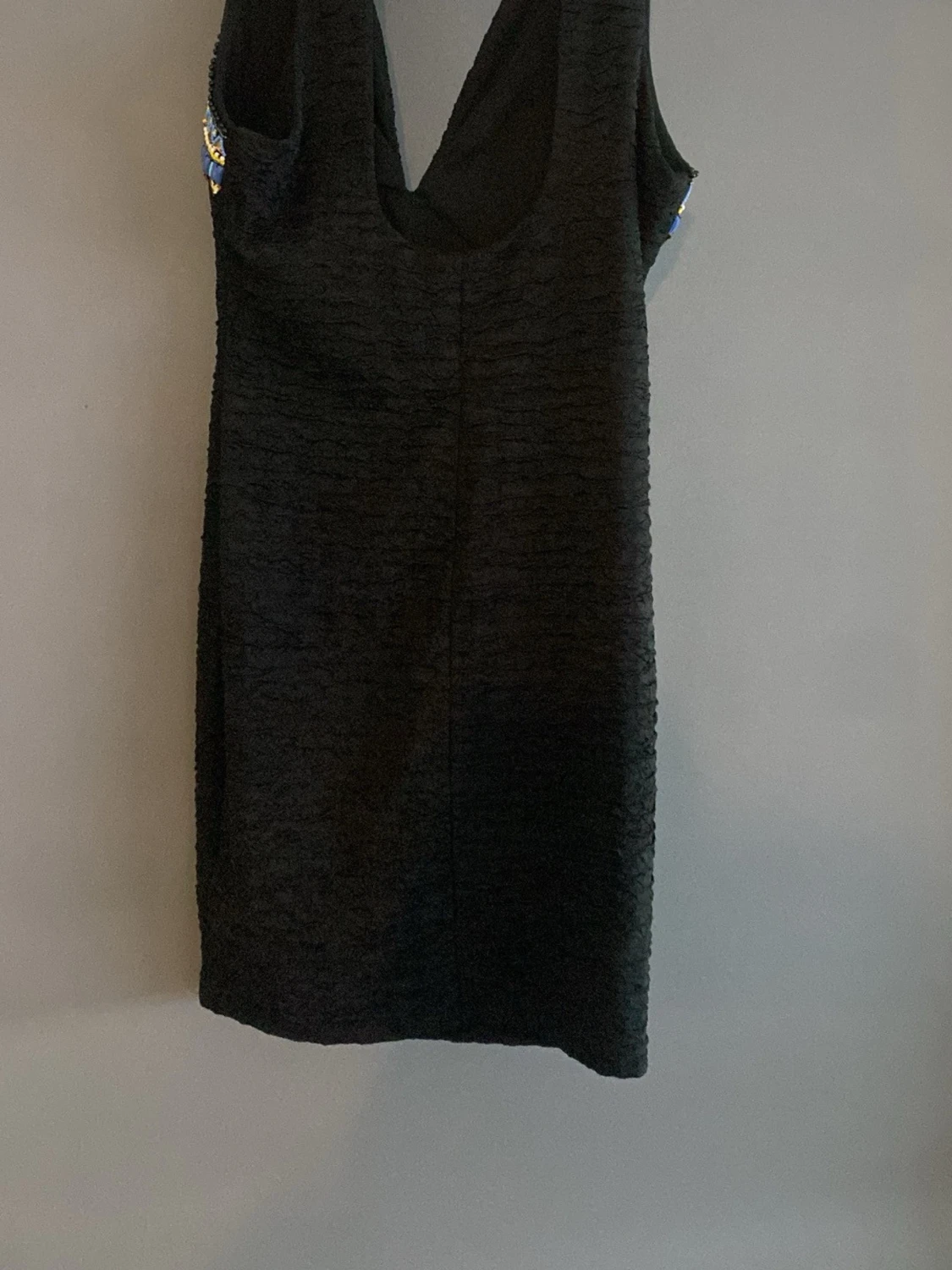 Svart klänning med pärldetaljer - 1