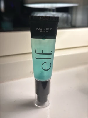 e.l.f. Power Grip Primer blågrön - Power Grip Primer från e.l.f. Har endast använt den två gånger, men den passade inte min hud.