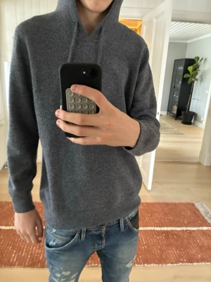 Merinoull hoddie grå - Merinoull hoddie grå | storlek M | passar mer som S | säljer för den va för liten | nypris 899kr | mitt pris 699kr | hör av dig vid minsta fråga eller fundering !😁