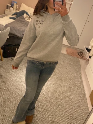 Grå hoodie från Gina med text - Jättemysig och säljer eftersom den ej kommer till användning och lite förliten för mig💗 Lite sliten uppe vid halsen (se bild 5) och en liten fläck men den syns knappt💕