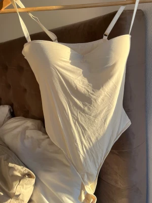 Microbody - Stretchig body med inbyggd push up, storlek S  💓 Färgen är cremevit