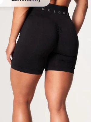 prime scrunch shorts RELODE  - Snygga, bekväma och utan defekter. Perfekta för gymmet, träning eller vardag! Storlek S men passar folk som e M oxå! 
