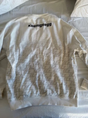 Koeningsegg tröja  - Säljer nu min koeningsegg tröja efter 1 timmes användning, nypris 1600, köpt på aurora car show. Storlek L ( sitter som M )