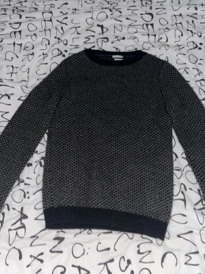 Stickad tröja - Olivgrön/svart stickad tröja. Väldigt skön och matchar med det mesta. 