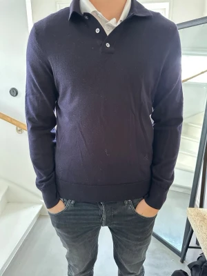 Mörkblå stickad tröja - Mörkblå stickad tröja från arket  Storlek M Vid frågor eller intresse är det bara att skriva!