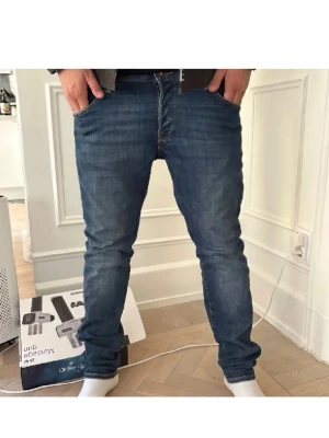 slim fit jeans - Jack and Jones slim fit jeans i storlek 32/32, köpta i butik och nästan oanvända.