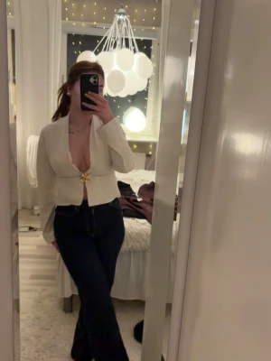 Mörkblåa utsvängda jeans  - Säljer då de blivit för små