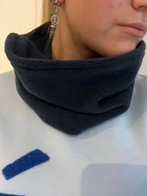 Mörkblå buff #03 💙 - Så fin och mjuk mörkblå buff! Perfekt till afterski eller skidresan!💙egensydd så inte helt perfekt 💙