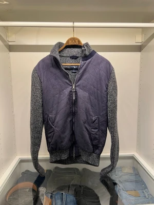 Woolrich cardigan - En riktigt fin cardigan ifrån Woolrich! Storleken är L och den är i ett väldigt bra skick! Nypris: ca 2300kr. Skriv om du är i behov av fler bilder samt bilder på mig i den!