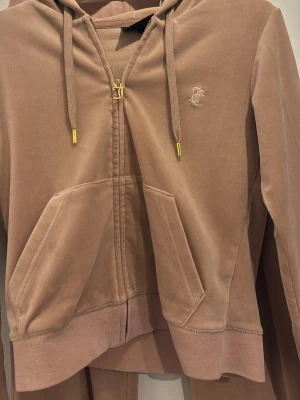 Set från Juicy Couture  - Hoodie och byxa frå Juicy Couture strl M                                            Endast använd ett fåtal gånger.
