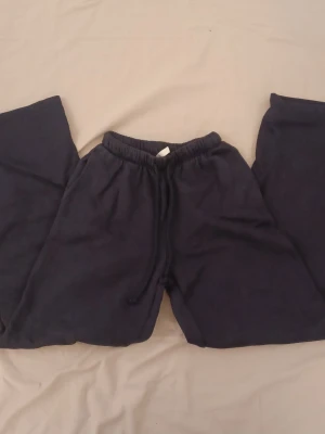 Marinblåa mjukisbyxor med snörning - Mysiga marinblåa mjukisbyxor med resår i midjan och snörning för extra komfort. Perfekta för chill dagar hemma eller när du vill ha det extra bekvämt. Raka ben och mjukt material. Knappast använda och har legat I min garderob pga att de är för korta. 💞 pris går alltid att diskutera!🫰🏻