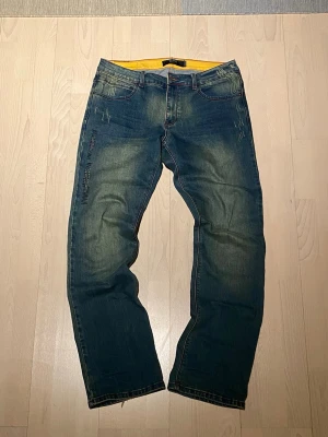 Bootcut jeans  - Tjena! Säljer nu dessa extremt snygga bootcut jeans med en sjuk tvätt. Storlek 33/34 och i princip nyskick! Pris är ej hugget i sten så hör av dig vid minsta fundering:)