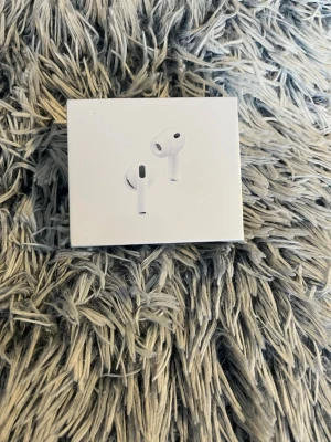Apple AirPods Pro 3 trådlösa hörlurar - Säljer ett par vita Apple AirPods Pro 3 i originalförpackning. Trådlösa in-ear hörlurar med stilren och kompakt design. Perfekta för musik, samtal och träning. Levereras i snygg vit box med Apple-logga.