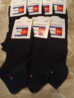 Tommy Hilfiger strumpor nya - Mycket fina strumpor som är jättesköna. Nya med etikett. Prislista följer nedan. Meddela mig vid hur många par ni vill ha.        1 par: 34 kr. 2 par:64 kr. 3 par: 96 kr 4 par: 124 kr  5 par: 150 kr  6 par: 176 kr. 7 par: 200 kr