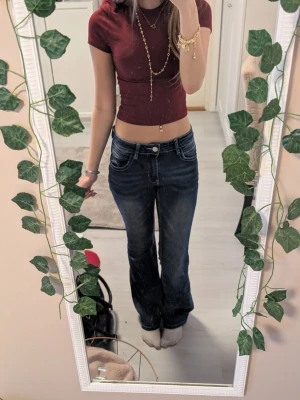 Mörkblå bootcut jeans - Snygga mörkblå bootcut jeans med klassisk femficksdesign och kontrastsömmar. Jeansen har normal passform och är tillverkade i ett stretchigt denimtyg som sitter bekvämt. Perfekta för en trendig och avslappnad look. Säljer för att dem inte sitter så bra på mig