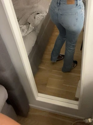 Ljusblåa jeans med hög midja  - Säljer ett par ljusblåa jeans med hög midja storlek xs men passar även xxs är 163 och sitter perfekt i längden pris kan diskuteras!